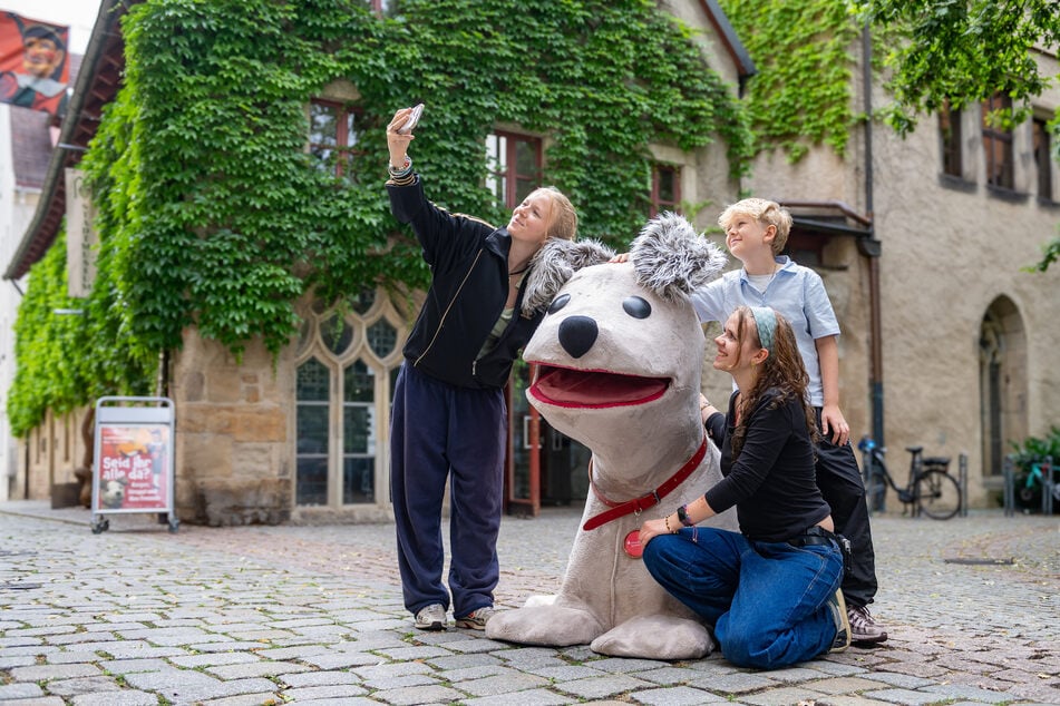 Die ersten Fans hat Struppi schon: Marie (16), Camilo (11) und Ava (18) schießen ein Selfie mit dem XXL-Wuffi.
