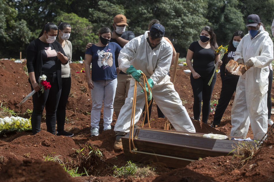 Menschen nehmen an der Beerdigung eines Verwandten auf dem Friedhof Vila Formosa in Sao Paolo teil, der an Komplikationen im Zusammenhang mit einer Covid-19-Infektion gestorben ist.