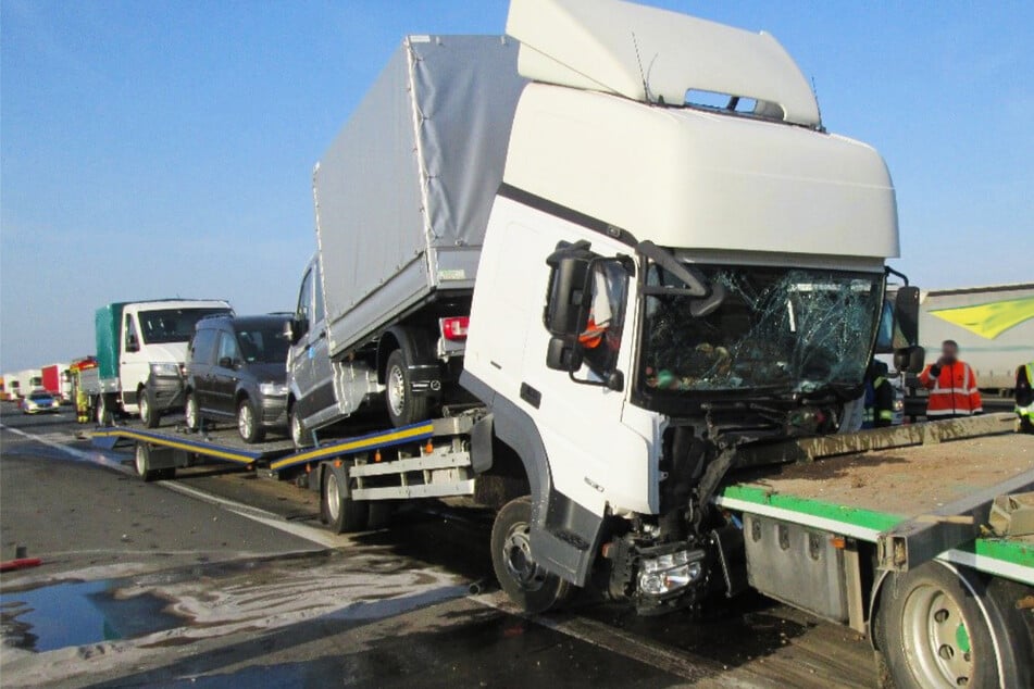 Unfall A1: Schwerer Lkw-Crash! Unaufmerksamer Fahrer kracht in Stauende