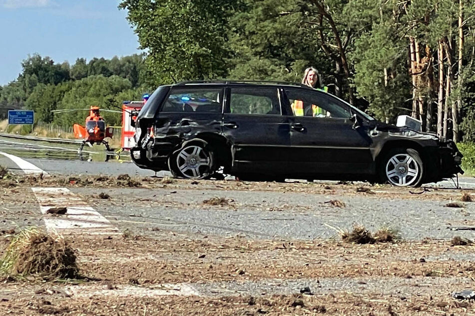 Der am Unfall beteiligte VW Passat steht quer auf der Straße. Zum Abtransport des lebensbedrohlich verletzten Motorradfahrers ist ein Rettungshubschrauber angefordert worden.