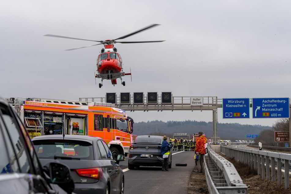 Rettungshubschrauber landeten auf der Fahrbahn.