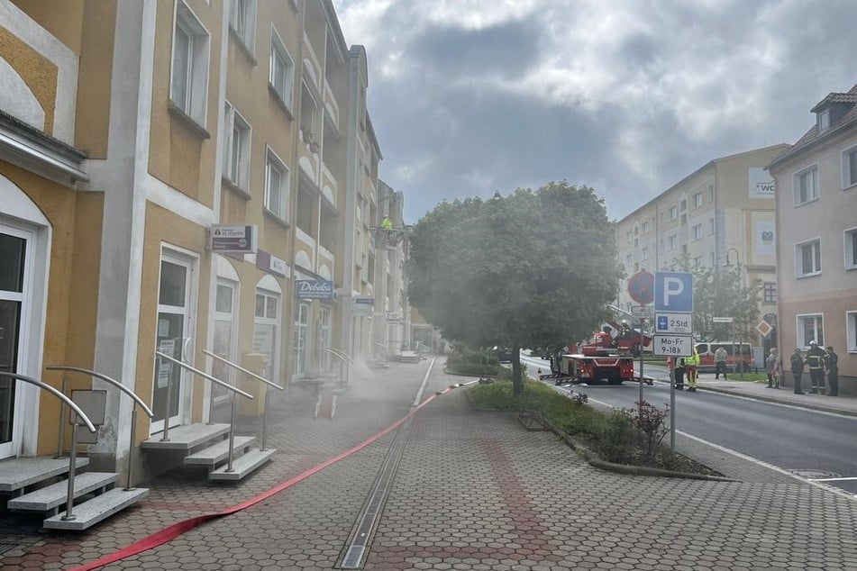 Infolge des Kellerbrands kam es auch auf der Ödernitzer Straße von Niesky zu einer Rauchentwicklung.