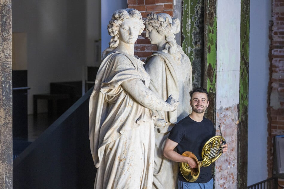 Hornist Daniel Schimmer (24) lässt sich von den Musen "Musik" und "Tanz" (geborgen aus den Trümmern des Alberttheaters) im Foyer der Operette inspirieren.