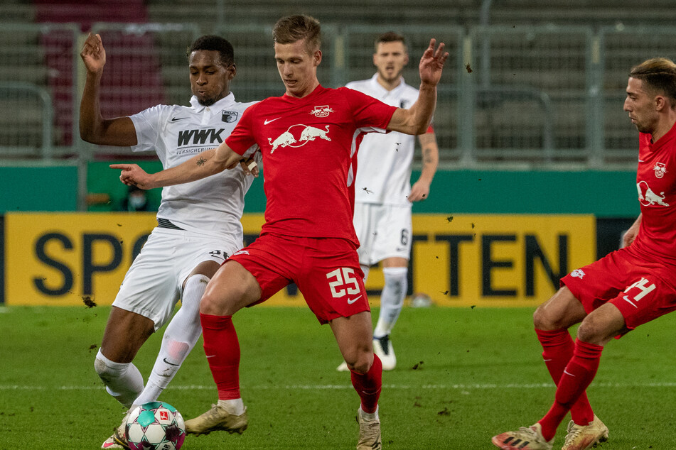 Augsburgs Reece Oxford (22, l.) und Leipzigs Daniel Olmo (22) im Kampf um den Ball. Ein Duell, das es am Freitagabend durchaus wieder geben könnte.