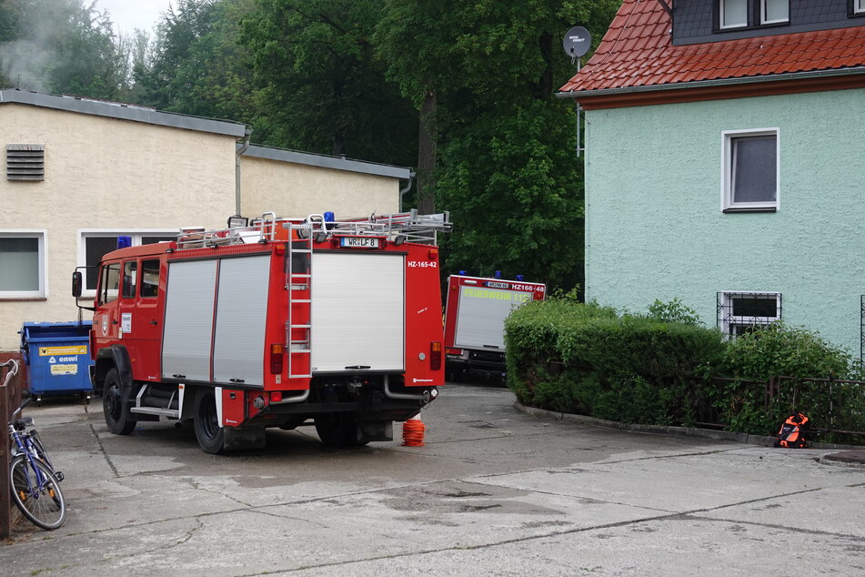 Die Kripo ermittelt wegen des brennenden Dachstuhls einer Asylunterkunft in Sachsen-Anhalt.