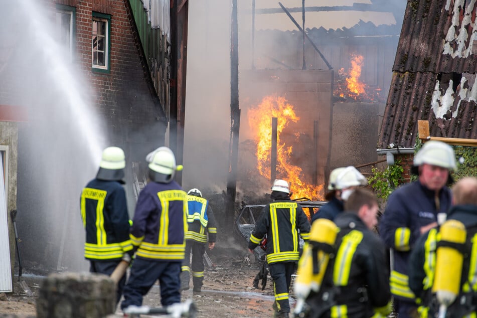 Die Feuerwehr bekämpfte stundenlang den Brand in Gelting.