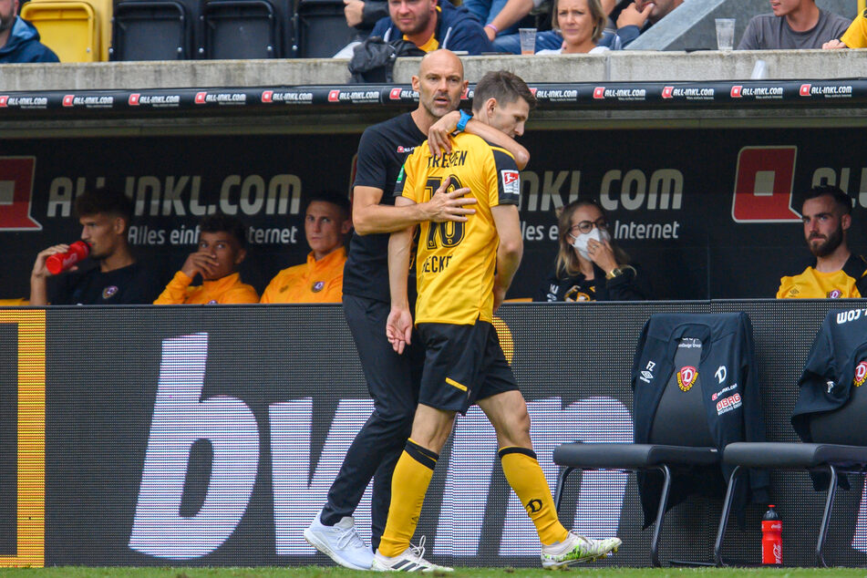 SGD-Trainer Alexander Schmidt (52) musste Robin Becker (24) nach seiner Roten Karte trösten.