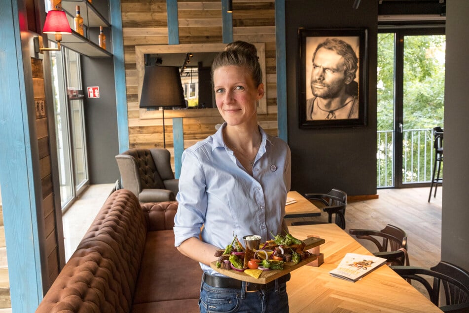 Chefin Maria Winkler (35) zeigt eine kleine Auswahl der vegetarischen Speisen, die es im "Nobody" gibt.