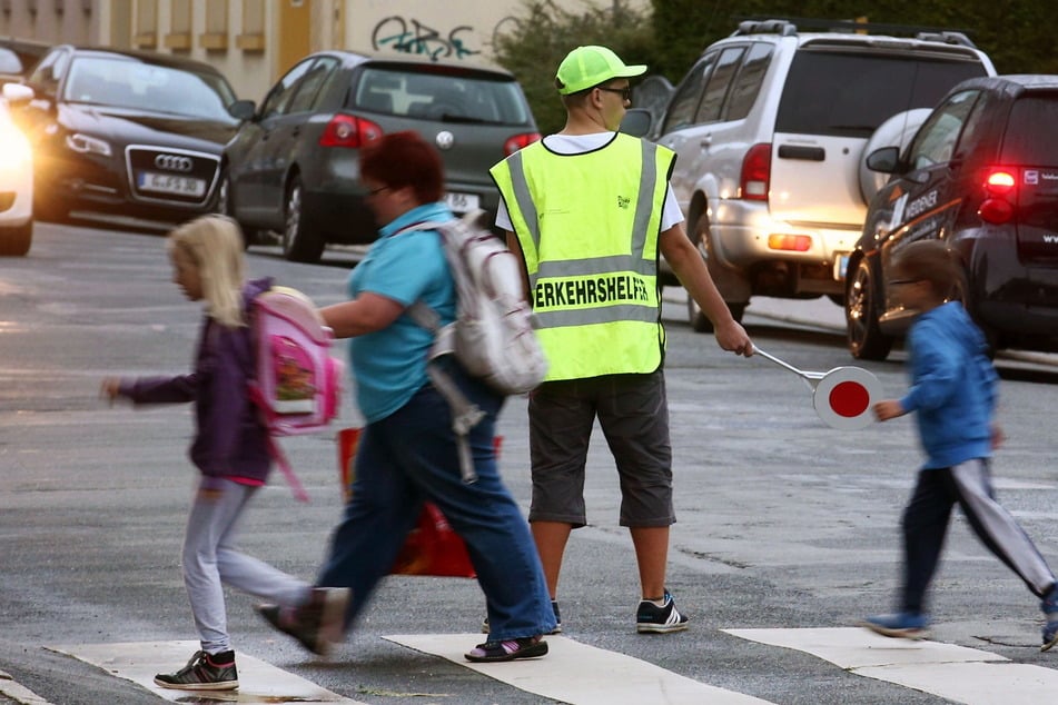 Eine Maßnahme von vielen: Schülerlotsen und Schulungen für Kinder sollen künftig noch mehr Sicherheit auf dem Weg zur Schule oder zur Kita bieten.