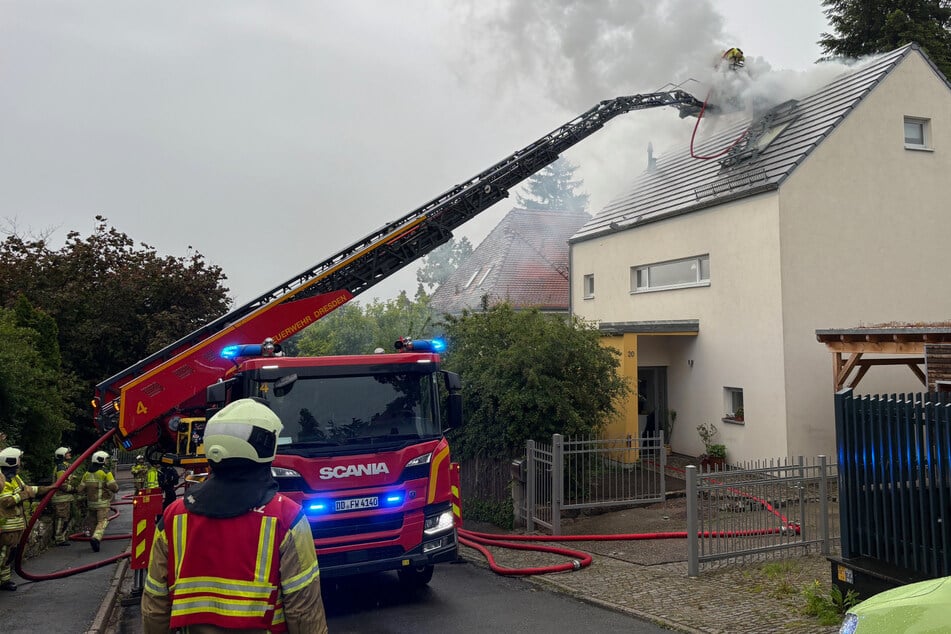 In Dresden-Dölzschen schlug der Blitz in den Dachstuhl eines Einfamilienhauses ein. Die Feuerwehr war im Einsatz.