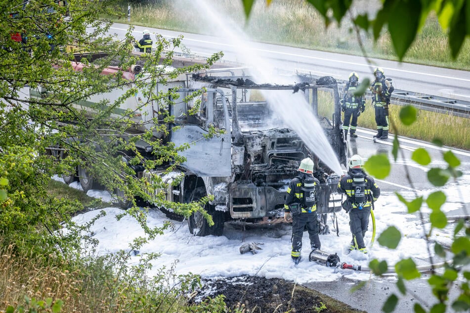 Aufgrund eines technischen Defekts geriet ein Kipplaster auf der B172a in Brand.