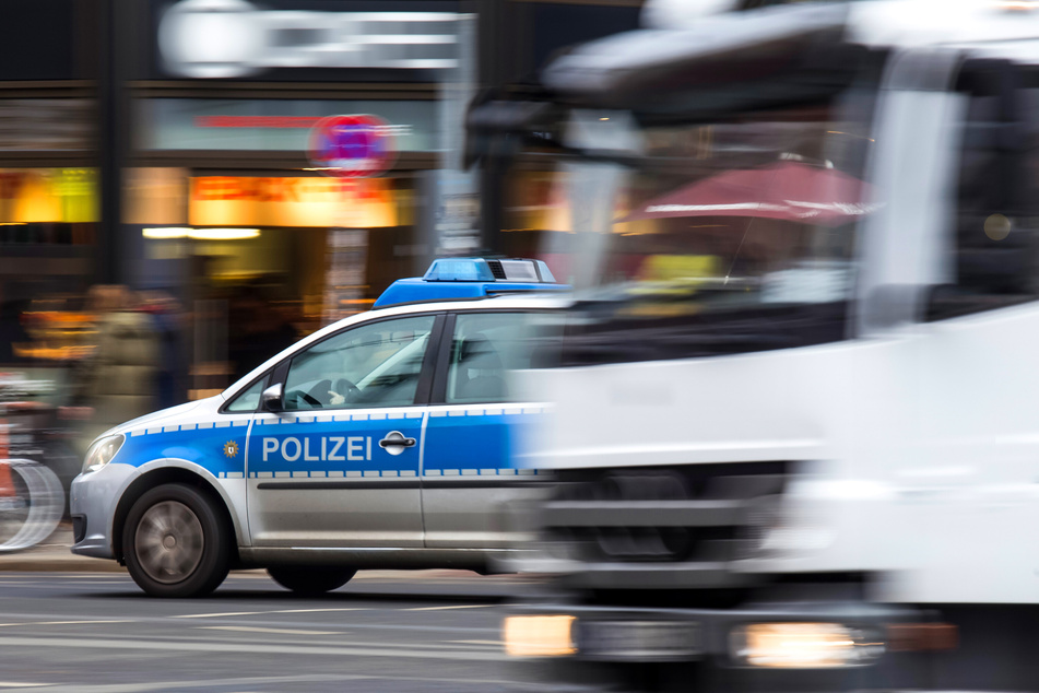 Mit gleich mehreren Einsatzfahrzeugen rückte die Polizei an der gemeldeten Adresse an. (Symbolfoto)