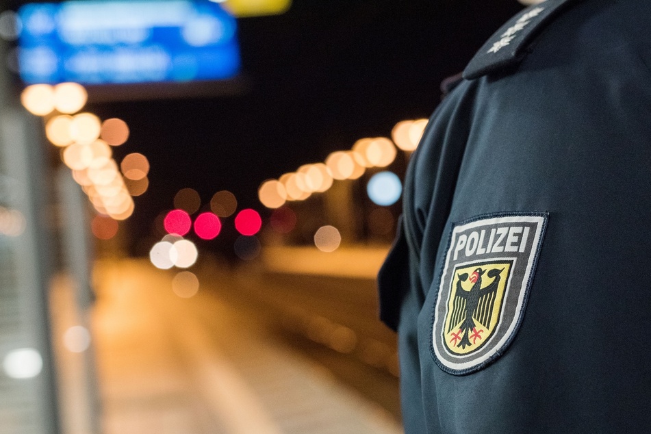 Die Bundespolizei ermittelt nach einem Vorfall am Bahnhof in Rosenheim wegen Körperverletzung. (Symbolbild)