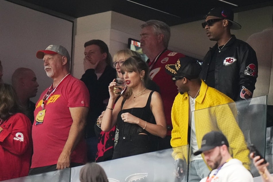 Auf der Tribüne sieht man Taylor Swift (34, Mitte) immer häufiger mit einem Drink in der Hand.