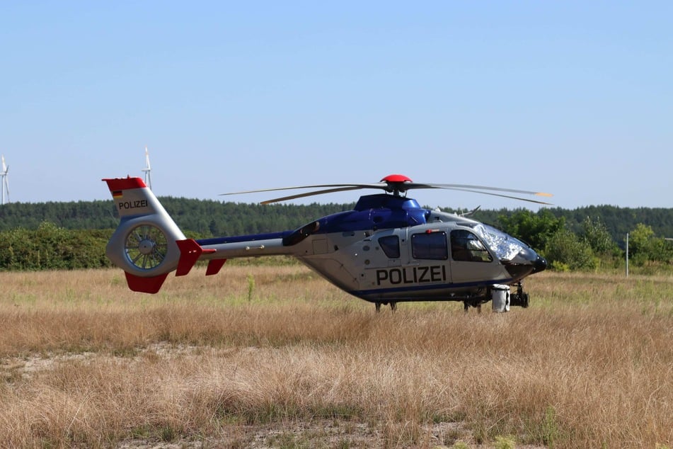 Hubschrauber steigen auf und unterstützen aus der Luft.