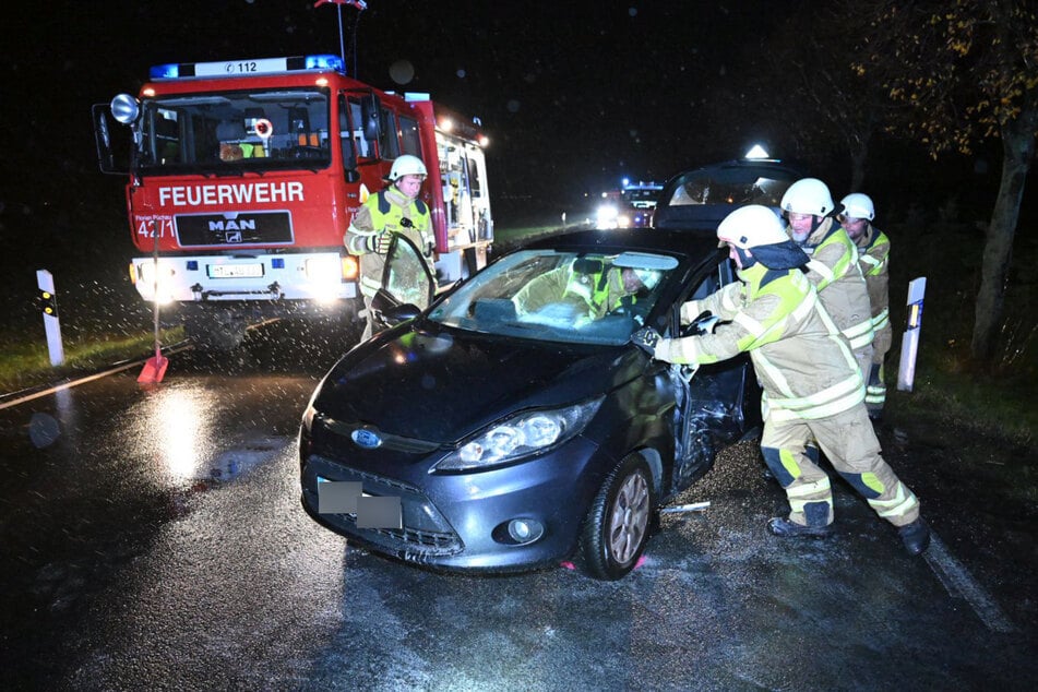 Die Feuerwehr besiegt die Unfallstelle.