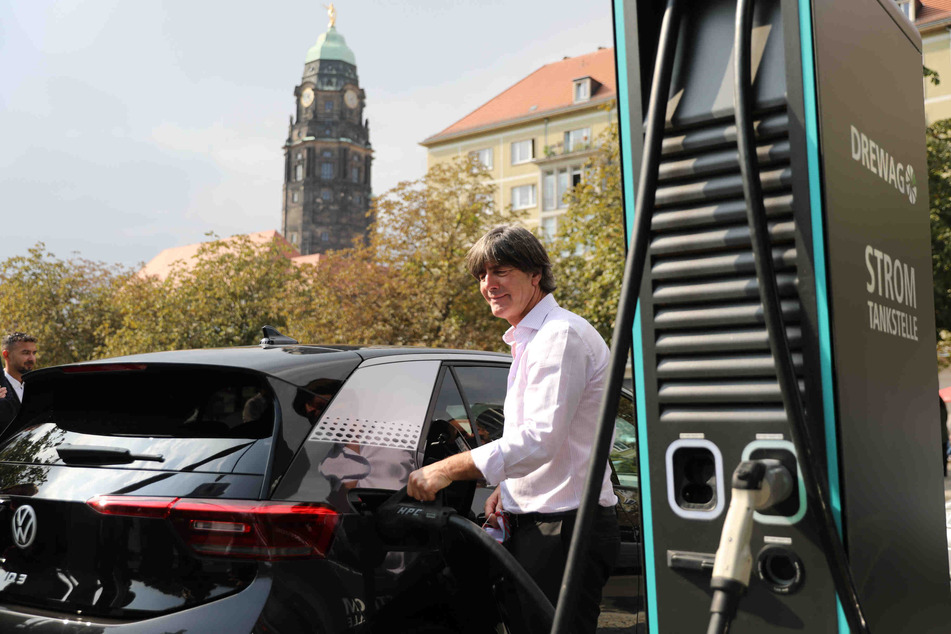 Aufladen will gekonnt sein. Joachim Löw (60) lädt seinen Wagen am Pirnaischen Platz.