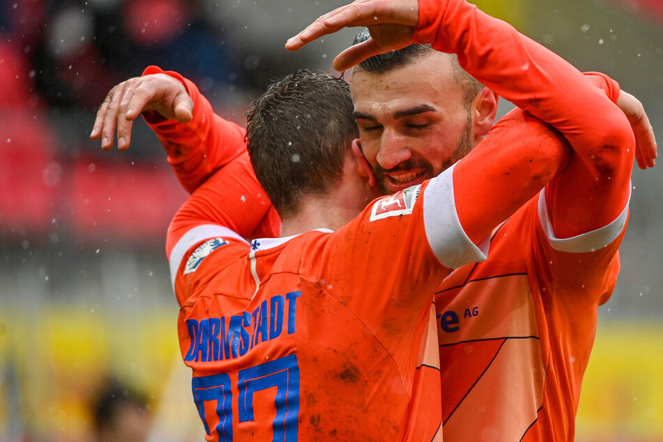 Serdar Dursun (r.) vom SV Darmstadt 98 bejubelt Tim Skarkes Treffer zum 1:0 beim SSV Jahn Regensburg.
