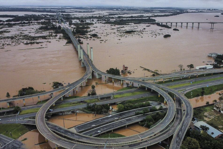 Starkregen hat im Süden Brasiliens eine schlimme Flut verursacht, in der mindestens 56 Menschen ums Leben kamen.