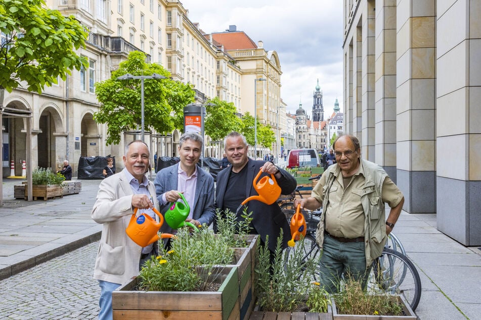 Baubürgermeister Stephan Kühn (46, Grüne, 2.v.l.) und Vertreter der Verwaltung befürworten die Verkehrsberuhigung.