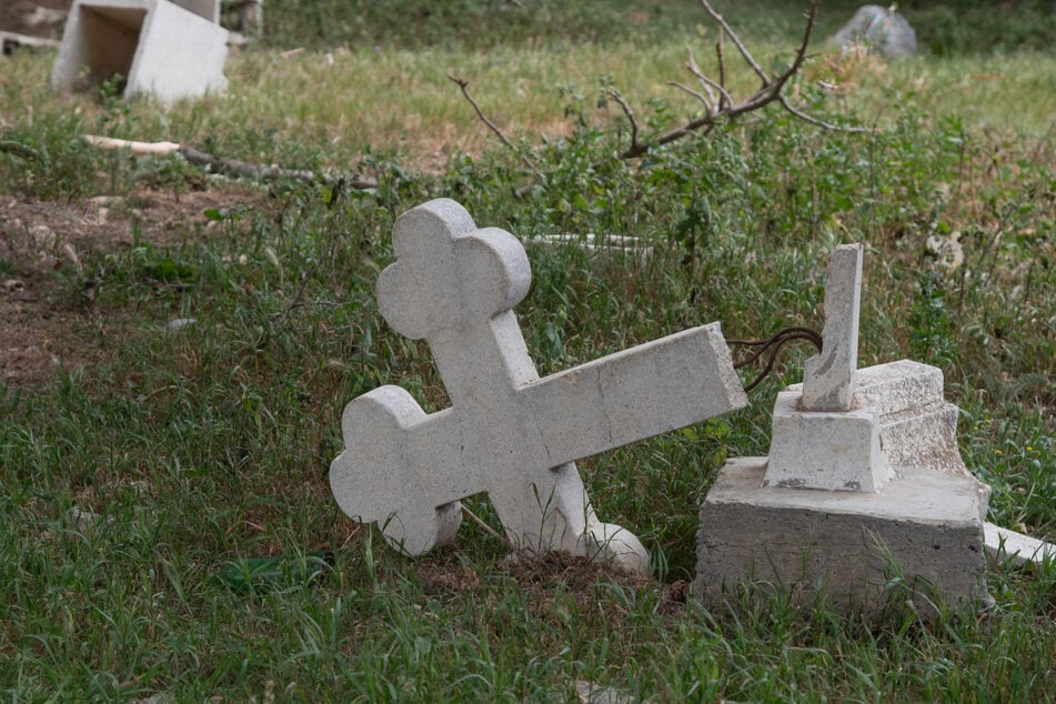 Auf dem Magdeburger Friedhof Hohepfortestraße hatten es einer oder mehrere Täter auf die Grabsteine sowjetischer Soldaten abgesehen. (Symbolbild)
