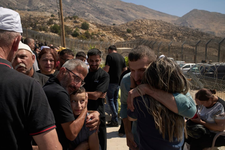 Drusen aus Syrien umarmen verwandte israelische Drusen vor dem Überqueren der israelisch-syrischen Grenze in der Stadt auf den israelisch kontrollierten Golanhöhen.