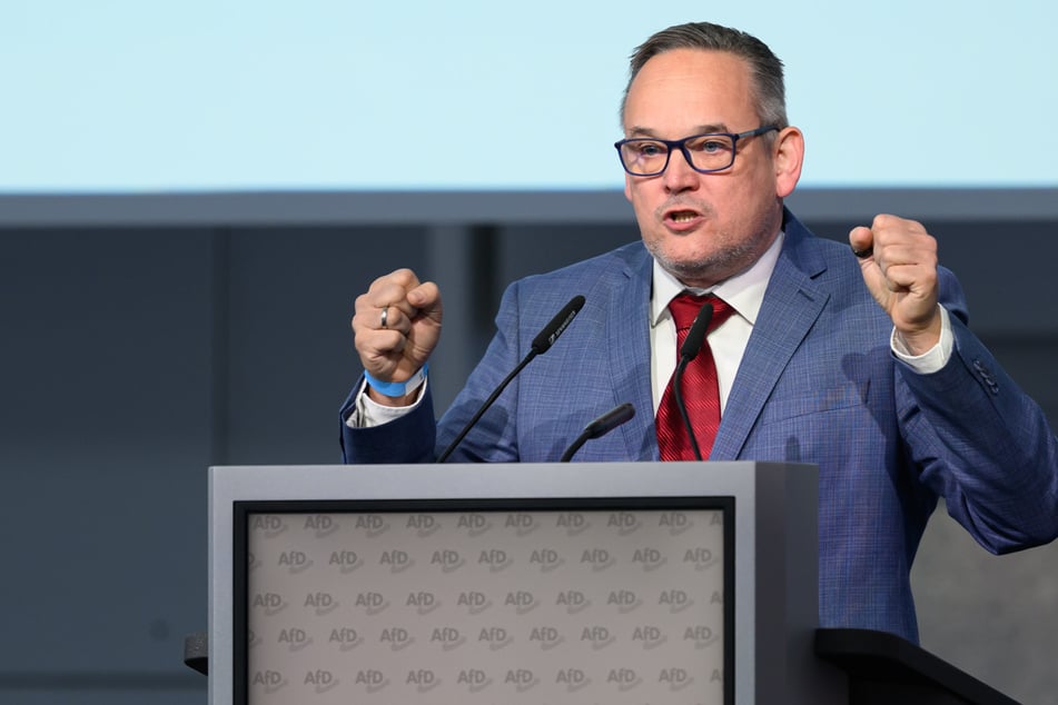Brisantes Foto aufgetaucht: AfD-Landeschef zeigt stolz Hitlergruß