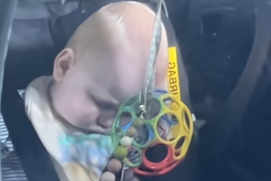 Von wegen minutenlange Blicke aus dem Fenster: Der kleine Junge war längst eingeschlafen.