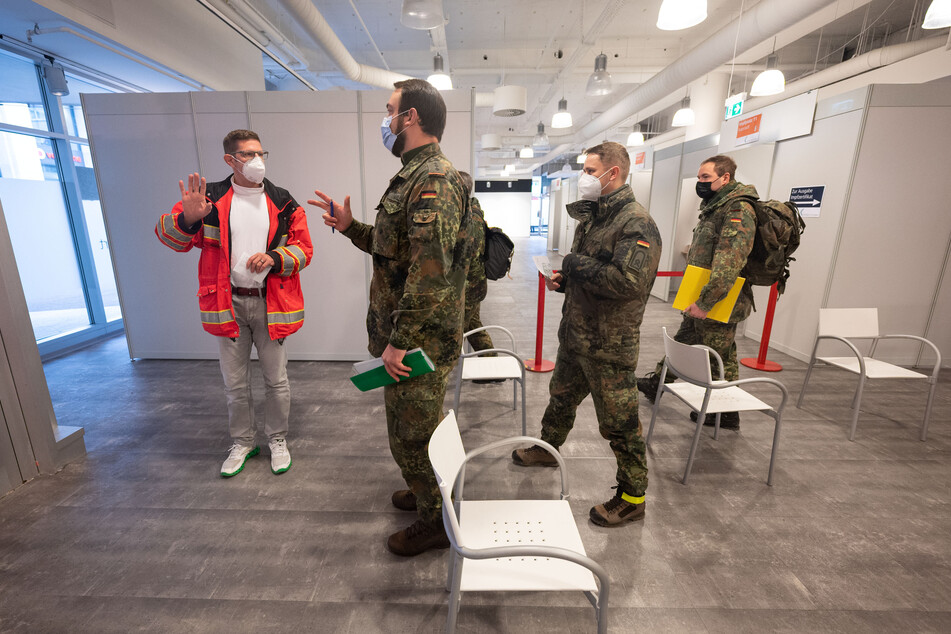 Drei Soldaten bei der Inbetriebnahme einer neuen Impfstation in Stuttgart am Donnerstag.