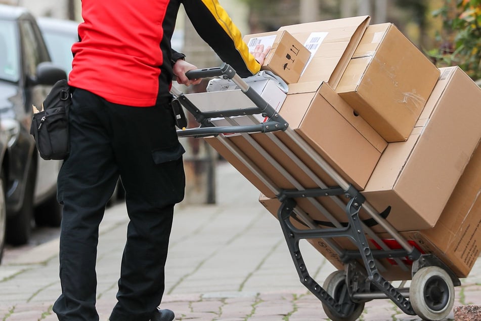 Pakete geleert und mit Schrott gefüllt: Polizei nimmt Zusteller fest