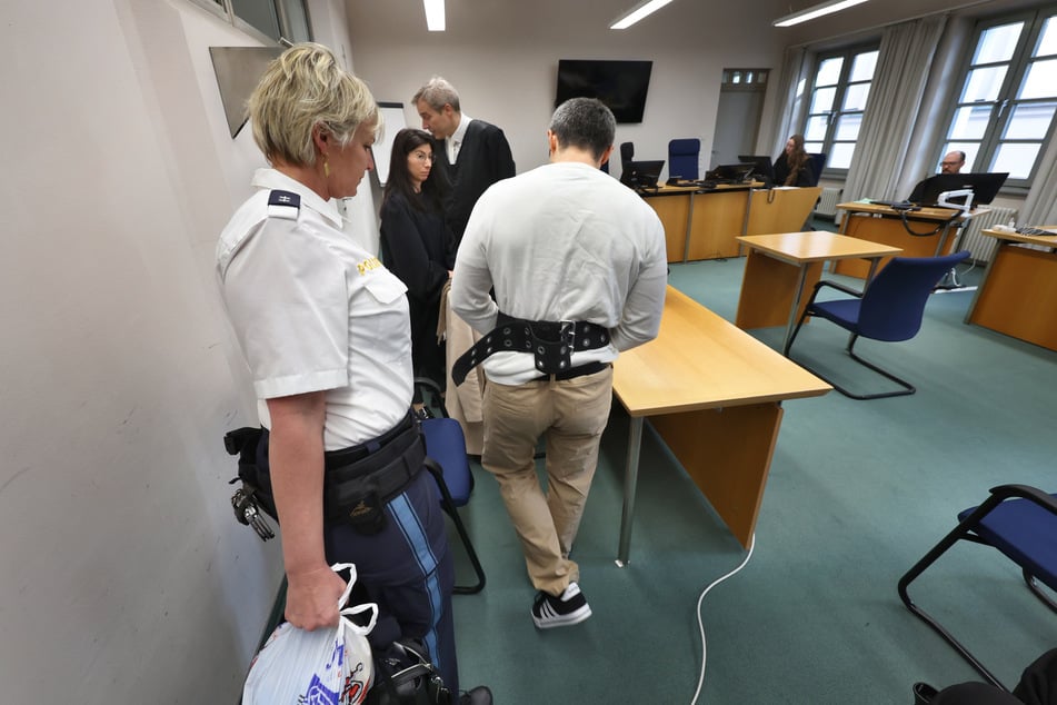 Aus Rache soll er so lange mit einem Hammer auf die Senioren eingeschlagen haben, bis sie tot waren.