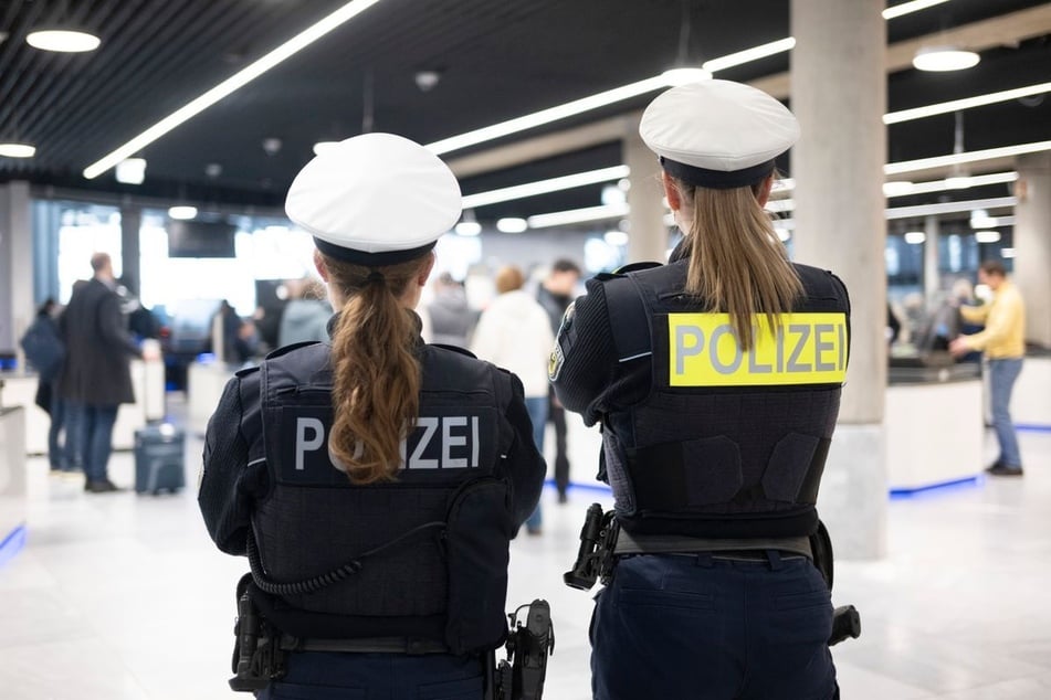Am Stuttgarter Flughafen stellten Ermittler fast 218.000 Euro in bar sicher. (Symbolfoto)