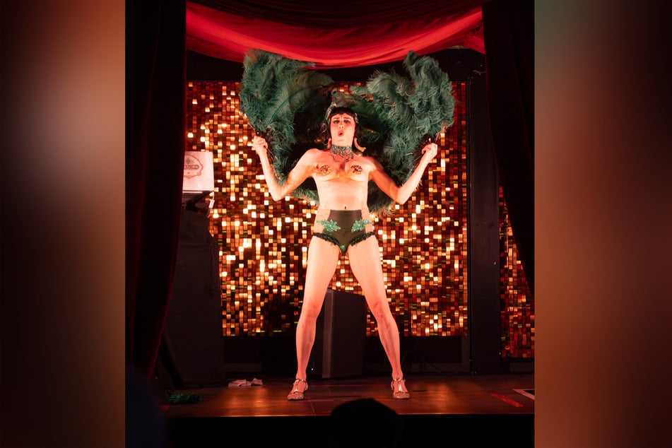 Mama Ulita begeisterte die Partygäste in einem kleinen Nebenraum mit einer Burlesque-Show.