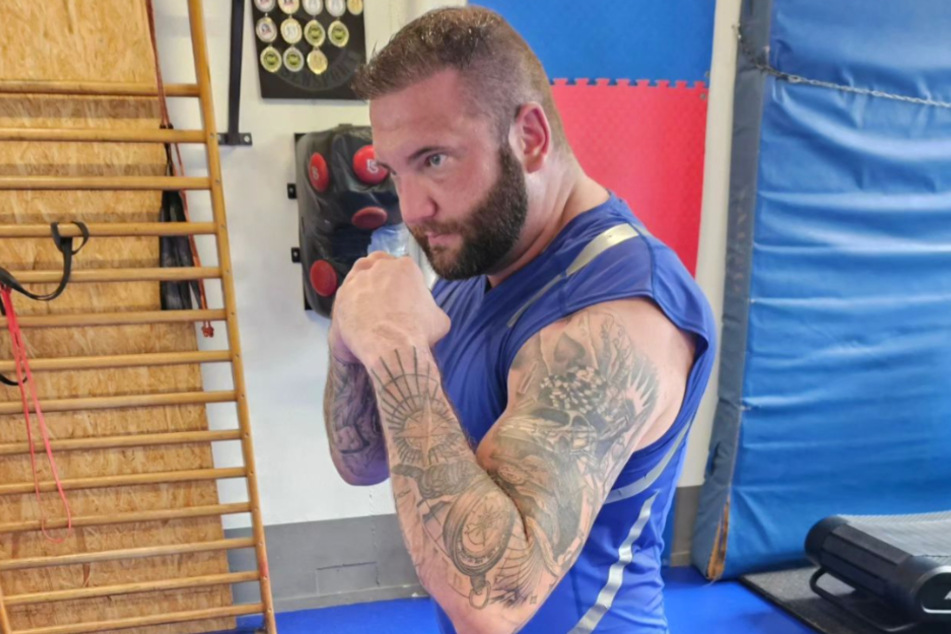 Der 36-Jährige trainiert aktuell für einen Boxkampf, der Ende Oktober stattfinden soll - und in dessen Zuge er sich mit dem Tod auseinandersetzt.