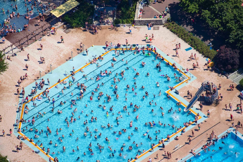 Das Freibad Wuhlheide konnte am Sonntag wegen Überfüllung keine weiteren Gäste mehr einlassen. (Archivfoto)