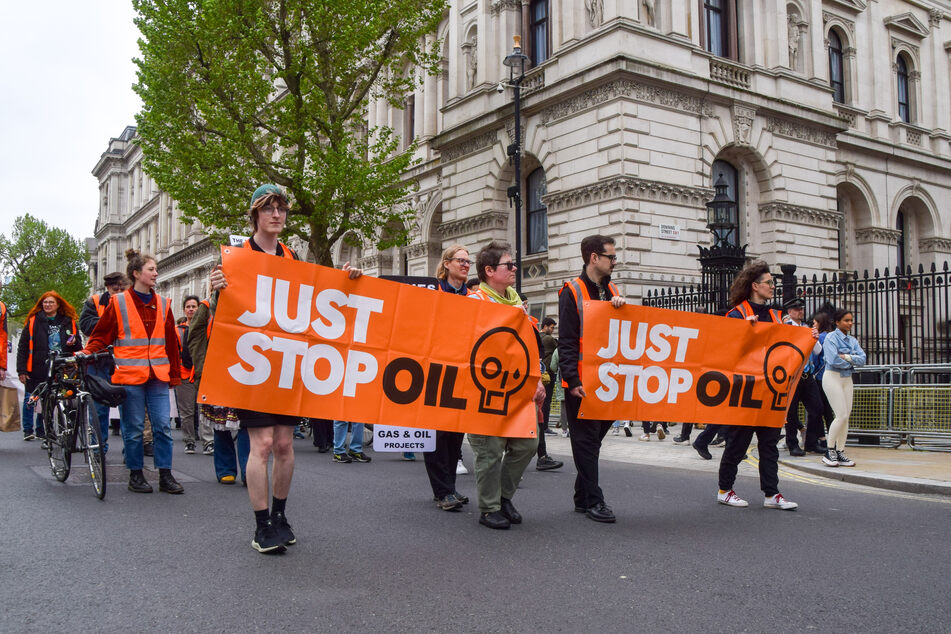 Mitte Mai forderten Aktivisten von "Just Stop Oil" in London mit einem Protestmarsch, dass die britische Regierung keine neuen Lizenzen für fossile Brennstoffe mehr erteilt.