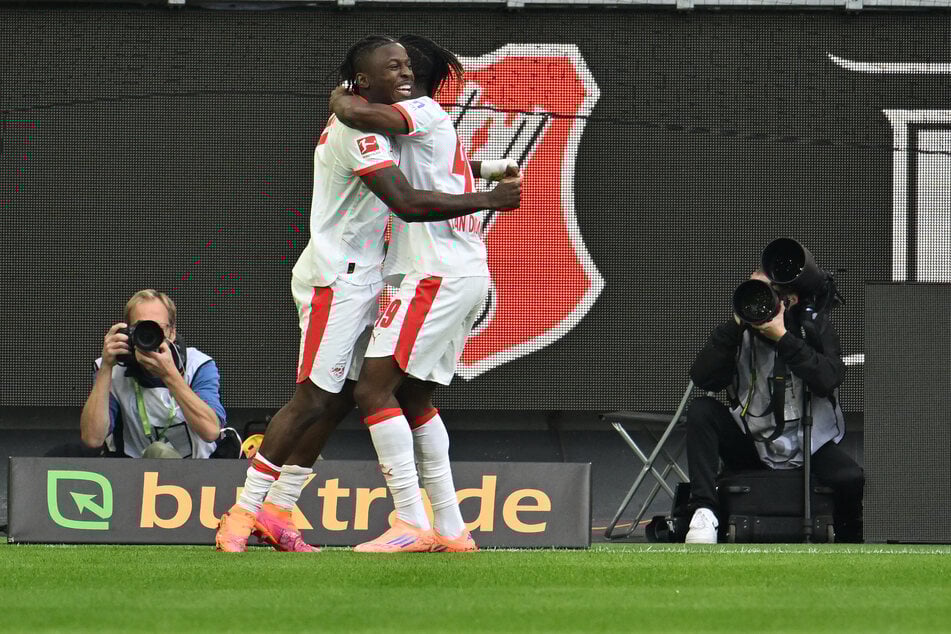 Johan Bakayoko (l.) freut sich mit Yan Diomande über seinen Treffer.