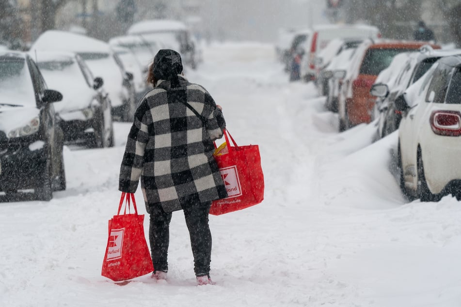 Auch das Einkaufen von Lebensmitteln wird durch das Schnee-Chaos zur Herausforderung.