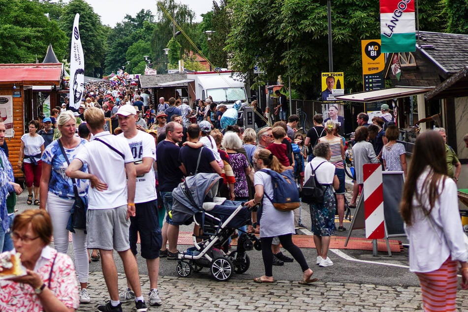 Besucher über Besucher - der Loschwitzer Dorfplatz ist rappelvoll.