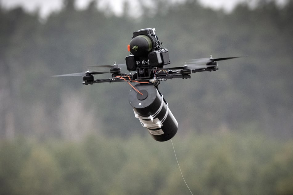 FPV-Drohnen ziehen ein dünnes Kabel aus Glasfaser hinter sich her. Das macht es schwieriger, sie mit Störsendern auszuschalten. Bei per Funk gesteuerten Drohnen ist das einfacher.