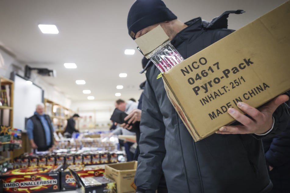 Am Montagmorgen, 29.11.25, begann der Verkauf für Silvesterfeuerwerk.