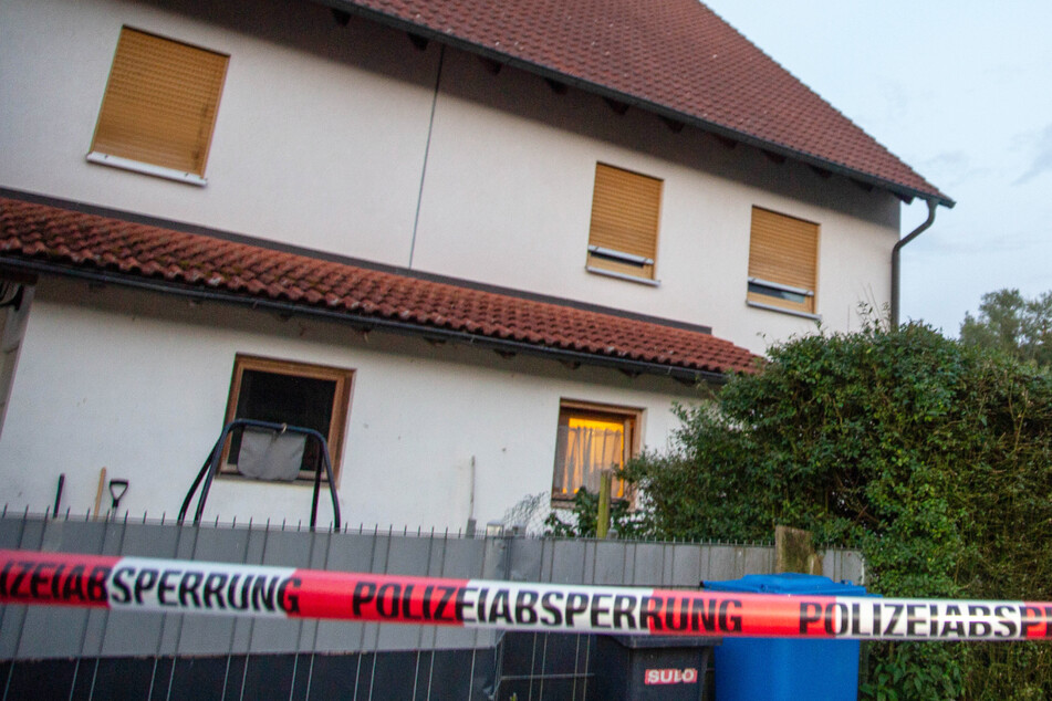 Der Familienstreit hat sich innerhalb eines Wohnhauses in Lauterhofen im Landkreis Neumarkt in der Oberpfalz abgespielt.