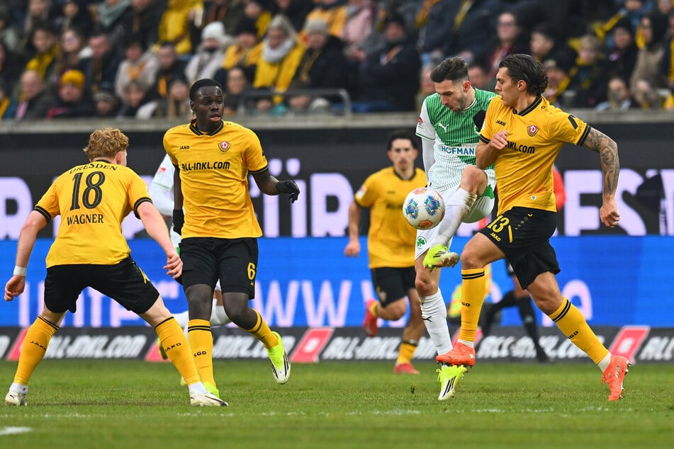 Julian Pauli (r.) und Kofi Amoako (2.v.l.) könnten der SGD heute Abend fehlen.