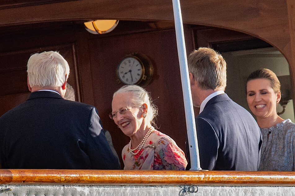 Margrethe II. (2.v.l.), Königin von Dänemark, begrüßt vor einem Abendessen auf der königlichen Yacht Dannebrog, die in Sønderborg liegt, Bundespräsident Frank-Walter Steinmeier (l), sowie Mette Frederiksen, Ministerpräsidentin von Dänemark, und ihrem Mann Bo Tengberg.