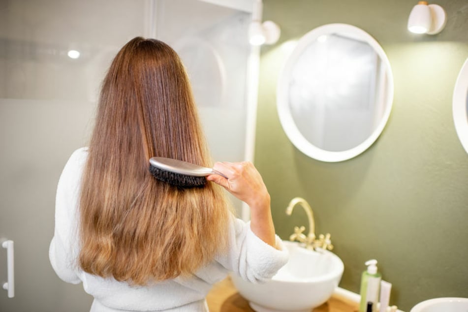 Haare bürsten fördert die Durchblutung.