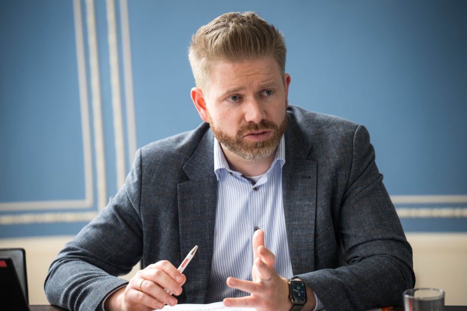 Thorge Koehler (38), Leiter des Bremer Verfassungsschutzes, wurde in der Nacht zu Samstag Opfer eines Farbanschlags. (Archivfoto)