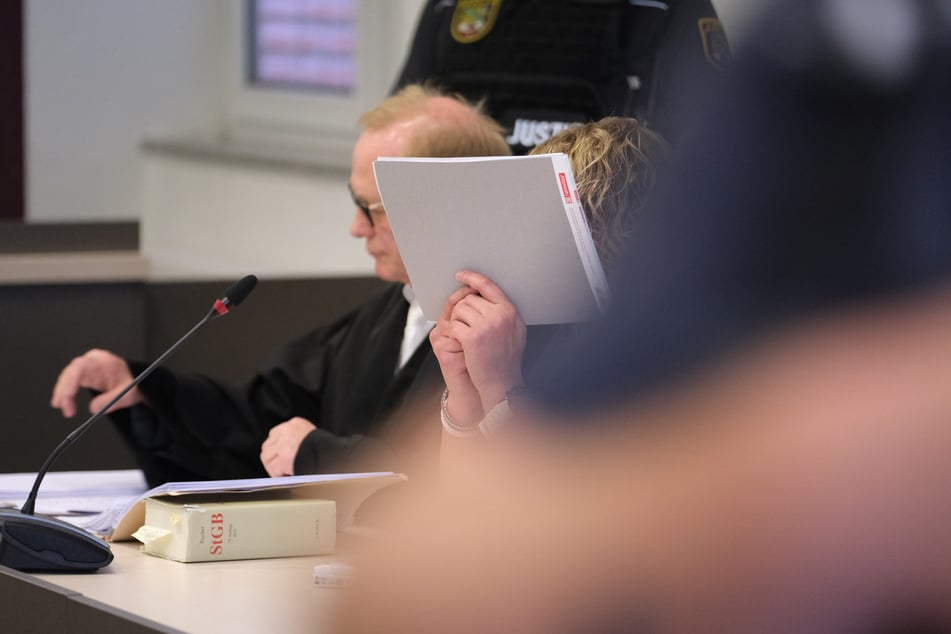 Jessica H. (30) aus Wittenberg in Sachsen-Anhalt soll ihre Zwillinge allein zu Hause entbunden haben. Wenige Stunden später starben die beiden Mädchen. Hat sie ihre Kinder getötet?