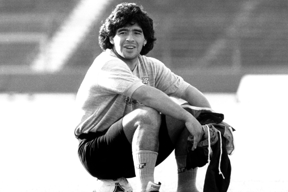 Diego Armando Maradona (✝60) war einer der besten Fußballspieler aller Zeiten, der mit seinen Fähigkeiten auf dem Spielfeld Millionen Fans auf der ganzen Welt verzauberte.