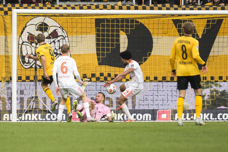 Keeper Florian Kastenmeier (28, M.) auf dem Boden, da lupfte Vincent Vermeij (l.) ein.