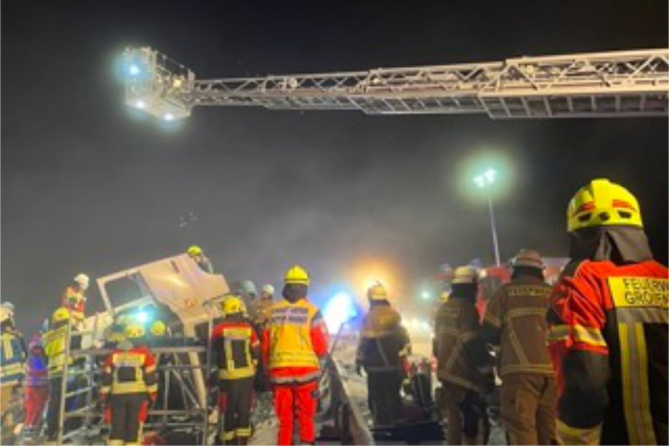 Auf der A7 bei Bad Bramstedt ist am Montagabend ein Lkw verunglückt. Zwei Menschen wurden dabei schwer verletzt.